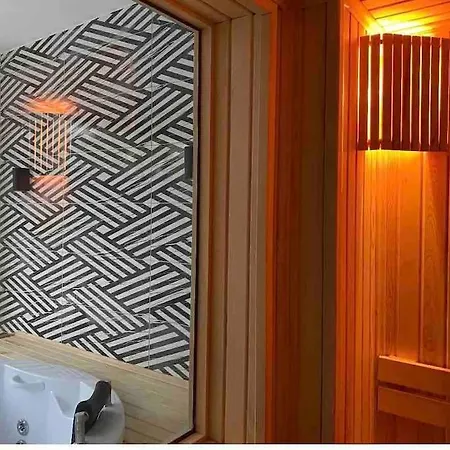 Rose 2 Very 1+1 Near