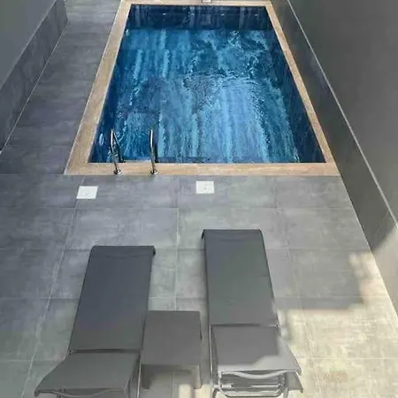 アパート Rose 2 Very 1+1 Near *